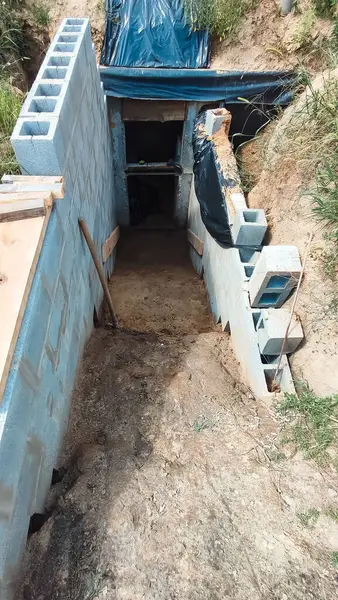 Stock image Construction of a bomb shelter. We make the entrance wall a flight of stairs. Underground bomb shelter or bunker.