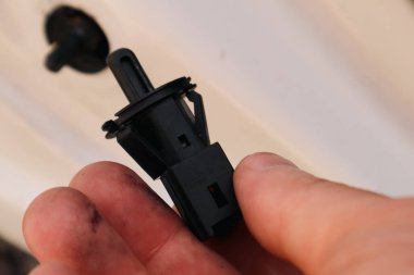 Araba kapısı limiti anahtarı elinde. Otomobil parçaları. Kapı için sınırlama düğmesi