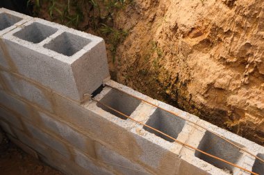 Evin yeraltı kısmının inşaatı beton bloklardan yapılıyor. Mimari Malzeme Külkedisi Blokları. Bodrum duvarının inşaatı