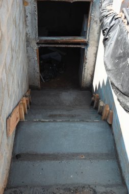 Bodruma beton bir merdiven inşa ediyorum. Beton merdivenler. Merdiven inşaatı