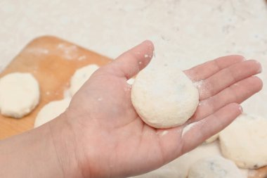 Bir kadın elle ev yapımı peynirli kek yapar. Ev mutfağında cheesecake yapma süreci. Sağlıklı gıda konsepti.