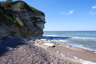 Kuzey Denizi 'nin taş kıyıları küçük kaldırım taşlarından yapılmıştır. Sahildeki taşlar. Sahilde çakıl taşları.