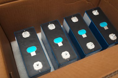 Karton kutuda LiFePo4 hücreleri var. Lityum demir fosfat pili için prizmatik modüller. Lityum Demir Fosfat LifePO4 mavi prizmatik hücre.