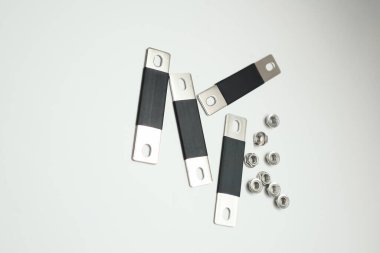 Otobüs çubuğu Lithium Lifepo4 şarj edilebilir pil modülü bağlanmaya hazır. Beyaz arka planda elektrikli otobüs. Endüstriyel güneş sistemlerine elektrik enerjisi bağlayıp dağıtın