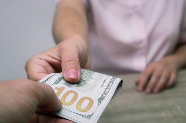 El Verme. Nakit ciro. Adam kadınlara banknotlar veriyor. Dolar. Nakit parayla ellerinizi yakın plan çekin..