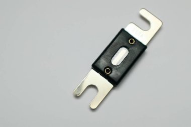 Elektrik sigortası 250A beyaz arka plan nesnesinde izole edildi. Elektrikli araba sigortası. Rüzgar ve Güneş için Fünye