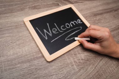 Tahtaya elle yazılmış hoş geldin tabelası. Hoş geldiniz yazılı tahtası