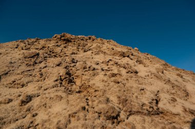 Yığın toprak dokusu yakın çekim. Kahverengi yüzey. Kahverengi çamurun toprak dokusu arka planı