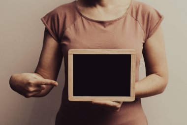 Kurgu için karatahta alan gösteren bir kadın. Düzenleme için karatahta alan gösteren kadın