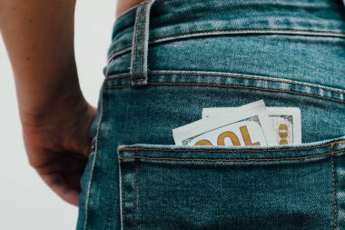 Kotun arka cebinde 100 dolarlık banknotlar var. Para kot pantolon cebinde Seçici odak. Cebindeki para..