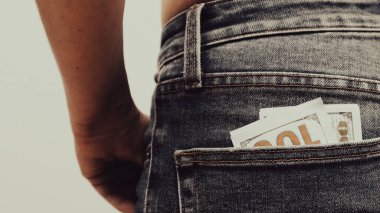 Kotun arka cebinde 100 dolarlık banknotlar var. Para kot pantolon cebinde Seçici odak. Cebindeki para..