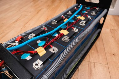 Ömür boyu batarya. Güneş enerjili bir güç istasyonu için ev yapımı lityum pili monte ediyorum. Ev yapımı akümülatör, pil üretimi.