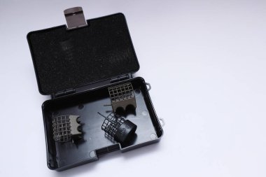 Balık aksesuarlarıyla dolu kutuyu aç. Çeşitli araçları gösteren organize balık tutma kutusu