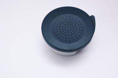 Beyaz arka planda solucan kutusu. Balık oltası, solucanlar için kutu..