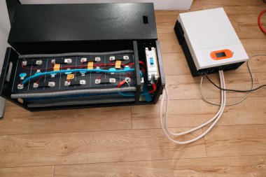 Güneş enerjisi yükseltilebilir iç mekan hibrit dönüştürücü ve LiFePo4 bataryası. Güneş enerjisi hibrit çeviricisi. Lityum Pil Modülünün Yakın Çekimi