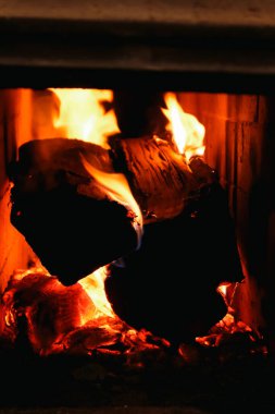 Odun ve odun ocağı.. Yanan Ateş. Alevler ve ateş yanan odundan.