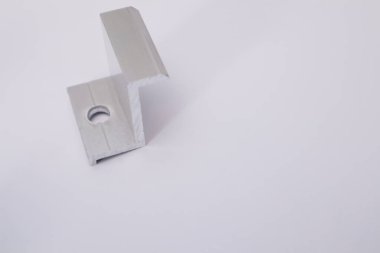 Güneş paneli bağlanıyor. Güneş paneli montajı. Alternatif ve yenilenebilir enerji kavramı.