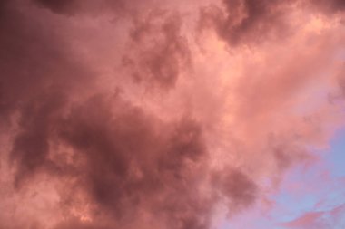 Çarpıcı ışıklandırması olan ateşli kırmızı fırtına bulutları. Kızıl fırtına arka planda. Dramatik kırmızı fırtına bulutları, iklim değişikliği