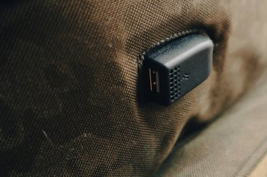 USB şarj portu olan bir sırt çantası. USB şarj portu olan bir sırt çantası. Siyah bir sırt çantasında kablo bulunan USB portu