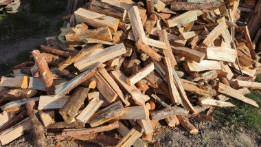 Yığınla odun, doğal odun. Yakacak odun manzarasını kes. Dağınık yakacak odun yığını, kış stoku için teslim edildi.