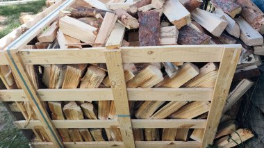 Yığınla odun, doğal odun. Yakacak odun manzarasını kes. Dağınık yakacak odun yığını, kış stoku için teslim edildi.