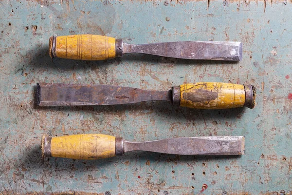 Rotterdam, Hollanda - 11-11-2022:: Köy yüzeyinde düz ahşap saplı üç eski keski