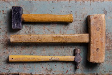 Üç farklı tipte retro çekiç düz yatıyordu.