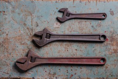 Rotterdam, Hollanda - 11-11-2022: Üç adet ayarlanabilir klasik Bahco açıcı düz görünüm yatıyordu