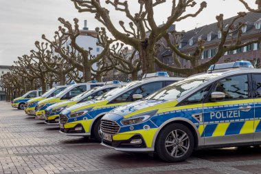 Oberhausen, Almanya - 3-11-2023: Gün boyunca polis karakolunun önünde park halindeki polis aracı