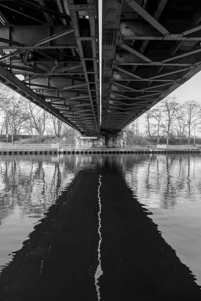 Almanya Oberhausen Bir Kanalda Demiryolu Köprüsünün Altında Fotoğraf Gündüz Çekilmiş — Stok fotoğraf