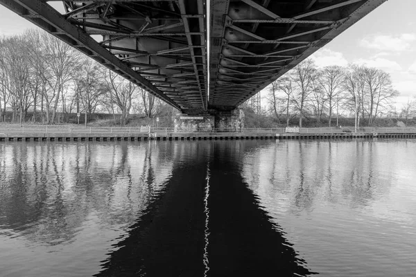Unterseite Einer Eisenbahnbrücke Über Einen Kanal Oberhausen Deutschland Fotoshooting Bei — Stockfoto