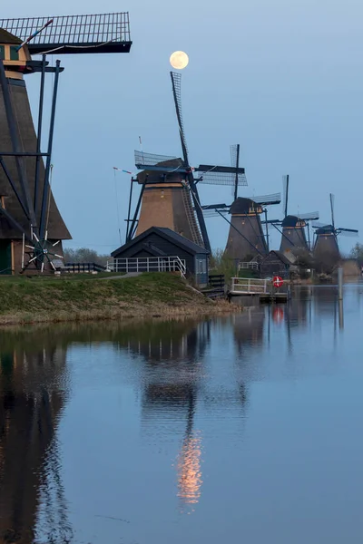 Φεγγάρι Στους Ιστορικούς Ανεμόμυλους Του Kinderdijk Στην Ολλανδία Σούρουπο — Φωτογραφία Αρχείου