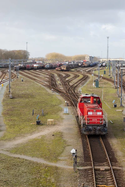 Zwijndrecht, Hollanda - 2020-12-01: Hollanda 'nın Zwijndrecht kentindeki Kijfhoek marshalling tersanesinde lokomotif