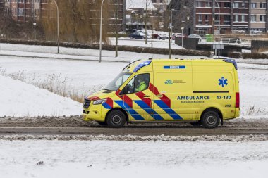Rotterdam, Hollanda - 2021-02-08: Hollanda 'da kış kar koşullarında acil tıbbi yardıma giden Hollanda ambulansı