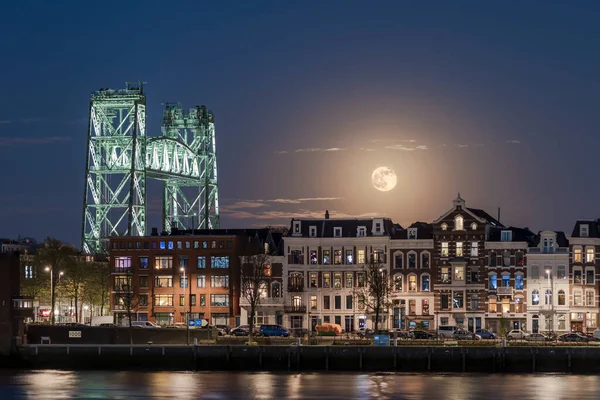 Dolunay Rotterdam 'daki Kuzey adasının üzerinde tarihi demiryolu köprüsü ile geceleyin