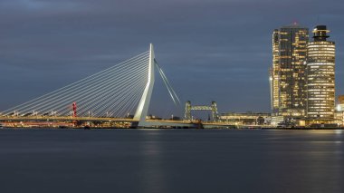 Rotterdam, Hollanda - 2021-12-20: Rotterdam silueti Erasmus köprüsü ve Wilhelmina iskelesi ile geceleyin