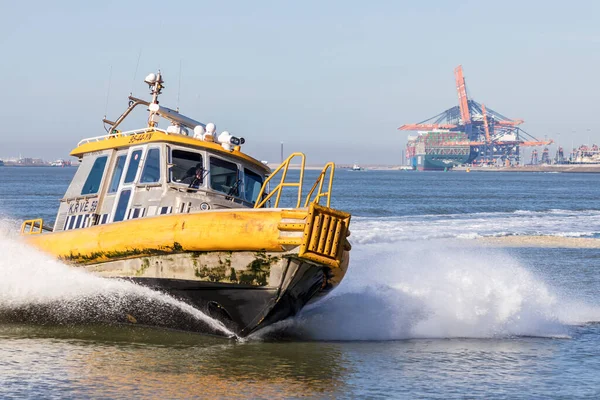 Rotterdam, Hollanda - 2022-02-26: Rotterdam limanında yüksek hızda küçük bir KRVE kayıkçı servisi