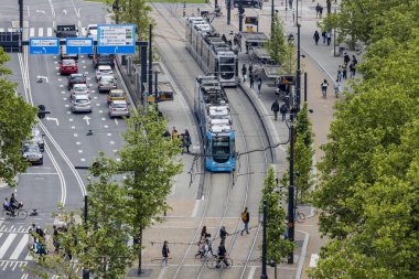 Rotterdam, Hollanda - 2022-06-07: Coolsingel trafik Rotterdam şehir merkezi yukarıdan ayrı araba, bisiklet ve tramvay şeritleriyle görülüyor