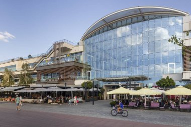 Belgrad, Sırbistan - 2023-08-11: Gezinti alanından Galerija alışveriş merkezinin girişi