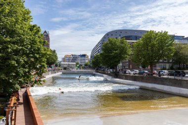 Rotterdam, Hollanda - 30-06-2024: Rotterdam şehir merkezinde Rif010 sörf havuzu
