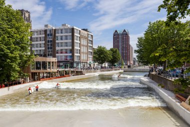 Rotterdam, Hollanda - 30-06-2024: Rotterdam, Hollanda şehir merkezinde Rif010 kentsel sörf havuzu