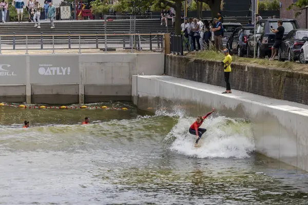 Rotterdam, Hollanda - 30-06-2024: Hollanda 'nın Rotterdam kentindeki Rif010 kentsel sörf havuzunda bir kadın sörfçü