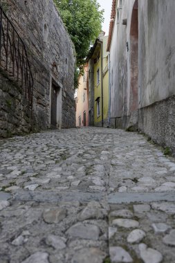 Hırvatistan 'ın Adriyatik kıyısındaki Labin kentindeki Dar kaldırım taşı caddesi