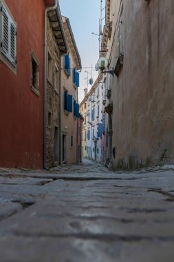 Hırvatistan 'ın Adriyatik kıyısındaki Labin kentindeki Dar kaldırım taşı caddesi