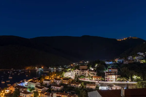 Istria 'nın adtriyatik maliyetine göre Hırvat Rabac köyünün gece çekimi.