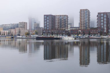 Rotterdam, Hollanda - 10-23-2024: Maashaven limanından Katendrecht görüntüsü