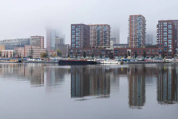 Rotterdam, Hollanda - 10-23-2024: Maashaven limanından Katendrecht görüntüsü