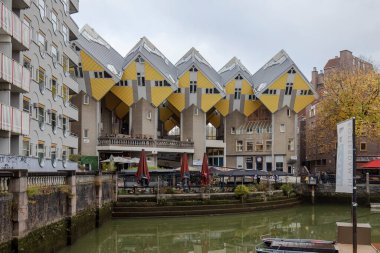 Rotterdam, Hollanda - 11-15-2024: Mimar Piet Blom tarafından tasarlanan Rotterdam Küpü evleri