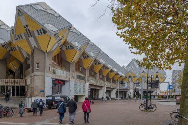 Rotterdam, Hollanda - 11-15-2024: Mimar Piet Blom tarafından tasarlanan Rotterdam Küpü evleri