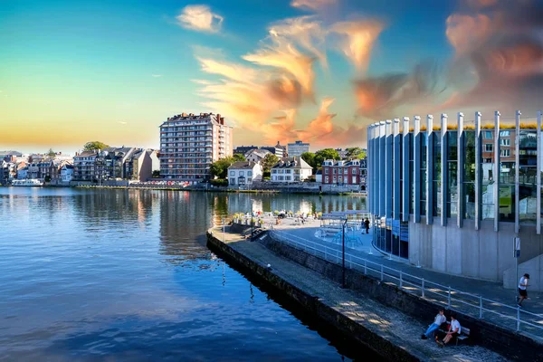 Gün batımında Meuse ve Sambre nehirlerinin köprü ve modern restoran binalarıyla birleşiminin görüntüsü